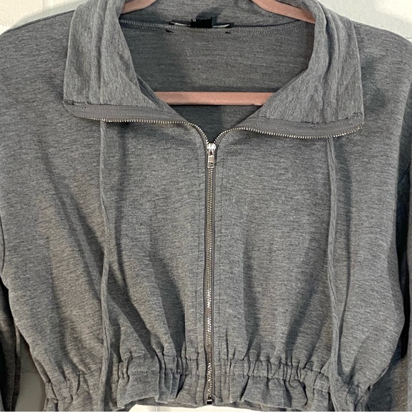 🎉$4 FOR $10🎉 FOREVER 21 Cropped Sweater - Picture 2 of 4